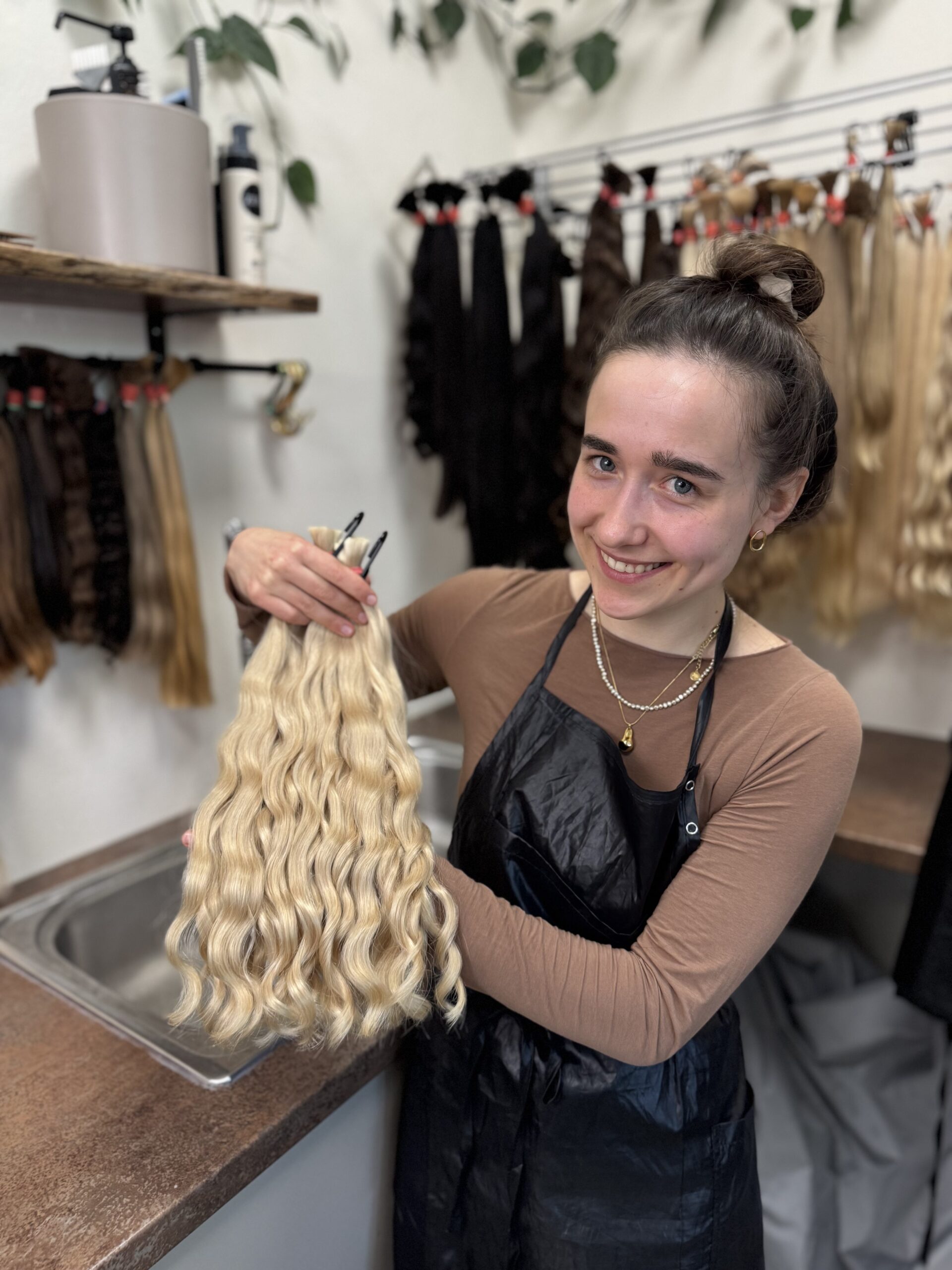Nabídka vlasů v showroomu