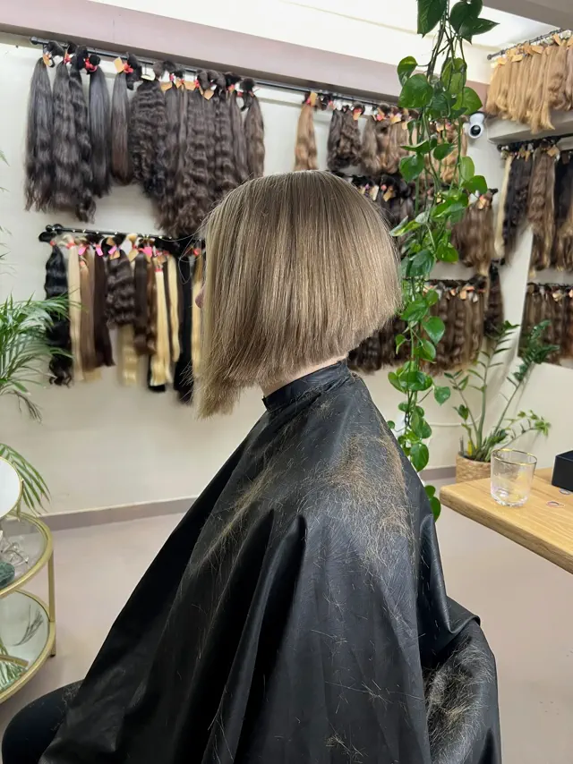 Stříhání vlasů v showroomu